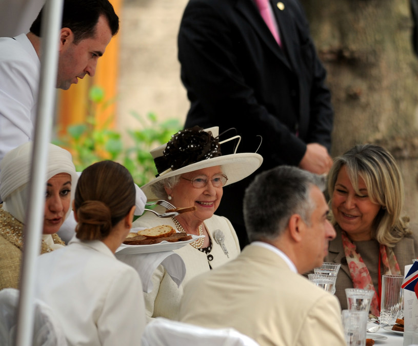 Królowa Elżbieta podczas posiłku /Burak Kara /Getty Images