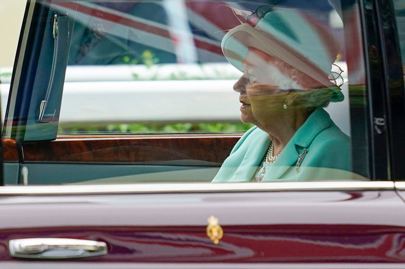 Królowa Elżbieta pojechała spotkać się z księciem Harrym / Alan Crowhurst / Stringer /Getty Images