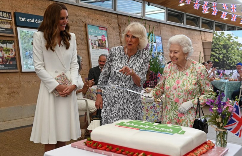 Królowa Elżbieta postanowiła pokroić tort szablą. Ma poczucie humoru! /Oli Scarff /Getty Images