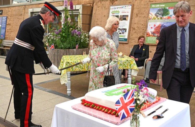 Królowa Elżbieta postanowiła pokroić tort szpadą /Oli Scarff /Getty Images