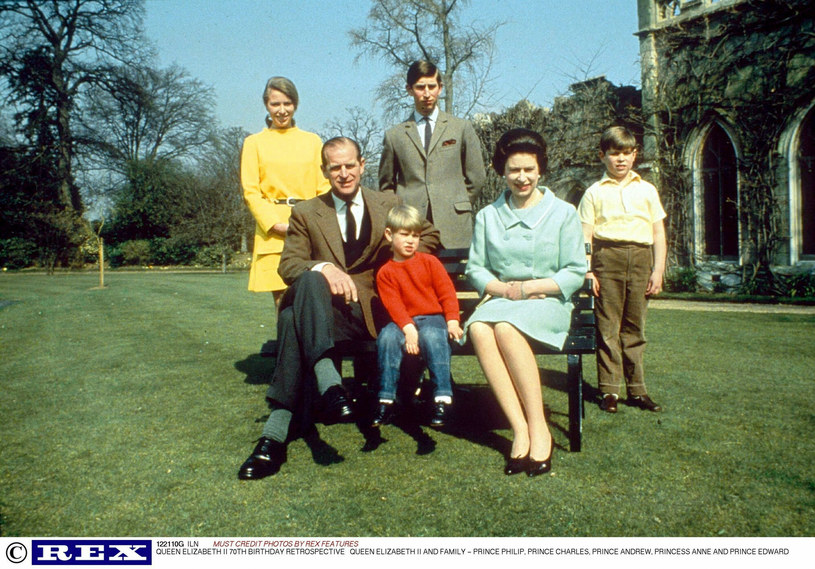 Królowa Elżbieta z księciem Filipem i dziećmi /EastNews /East News