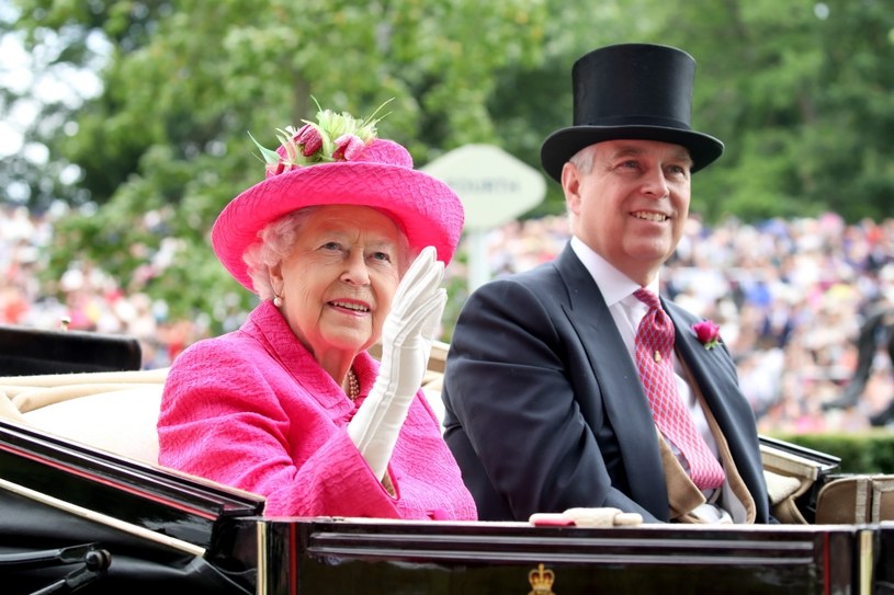 Królowa Elżbieta z synem, księciem Andrzejem /Chris Jackson /Getty Images
