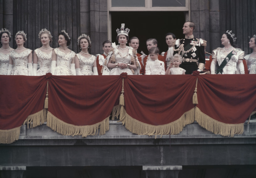 Królową Elżbietę II podczas koronacji wspierał jej mąż, książę Filip /Fox Photos /Getty Images