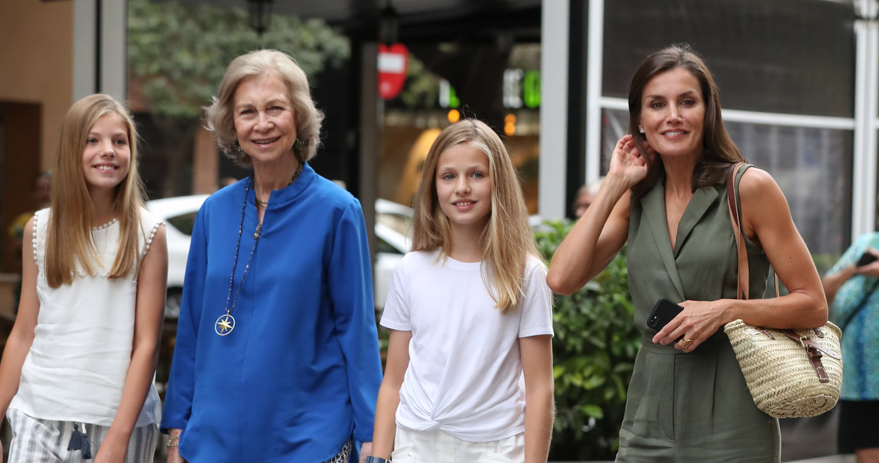 Królowa Hiszpanii na spacer z córkami wybrała oliwkowy kombinezon /Getty Images