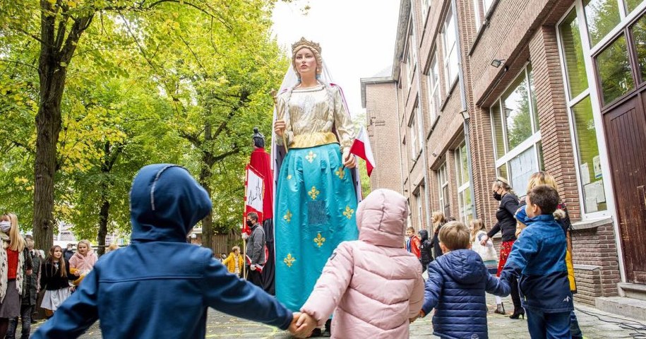 Królowa Jadwiga maszerowała ulicami belgijskiego miasta. /archiwum szkoły im. W. Szymborskiej w Leuven /