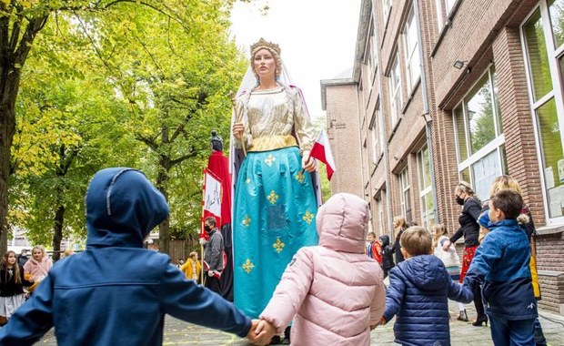 Królowa Jadwiga w gildii olbrzymów. Słynna parada w Leuven w Belgii