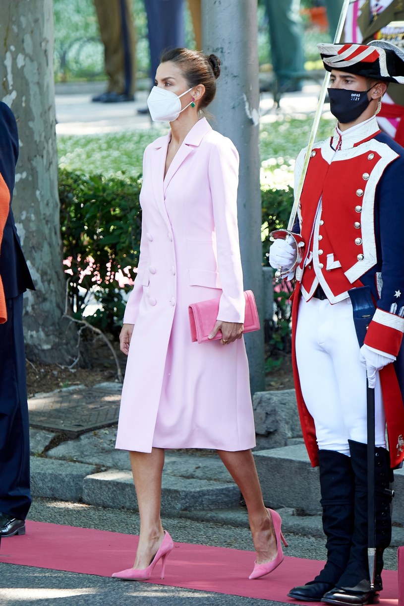 Królowa Letizia bawi się odcieniami różu. Dodatki w ciemniejszym odcieniu wybijają się na pierwszy plan /Getty Images