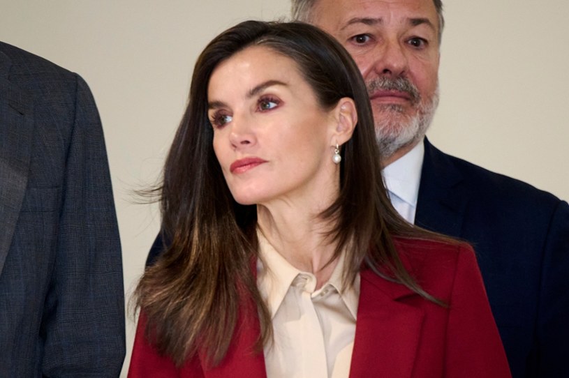 Królowa Letizia cała w czerwieni. To idealny pomysł na Wigilię