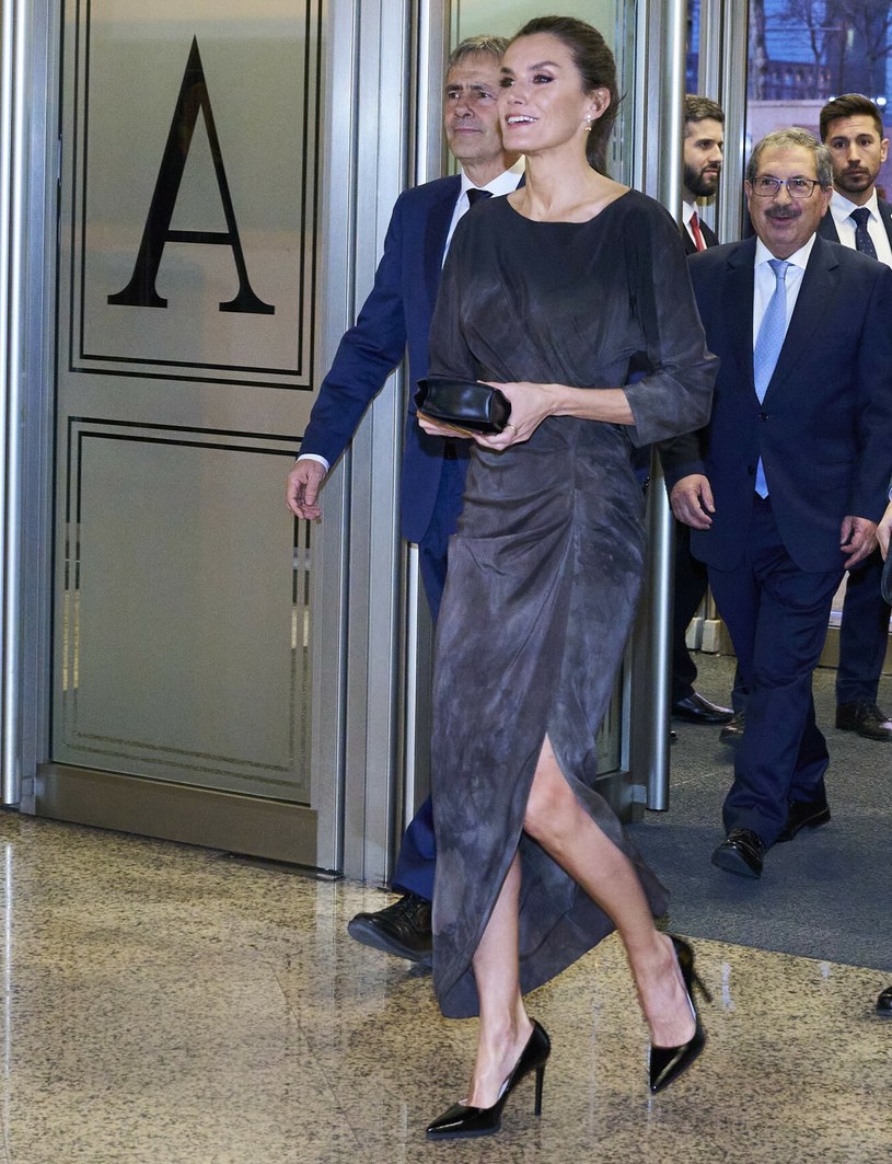 Królowa Letizia chętnie odsłania smukłe nogi nawet podczas oficjalnych wyjść /East News
