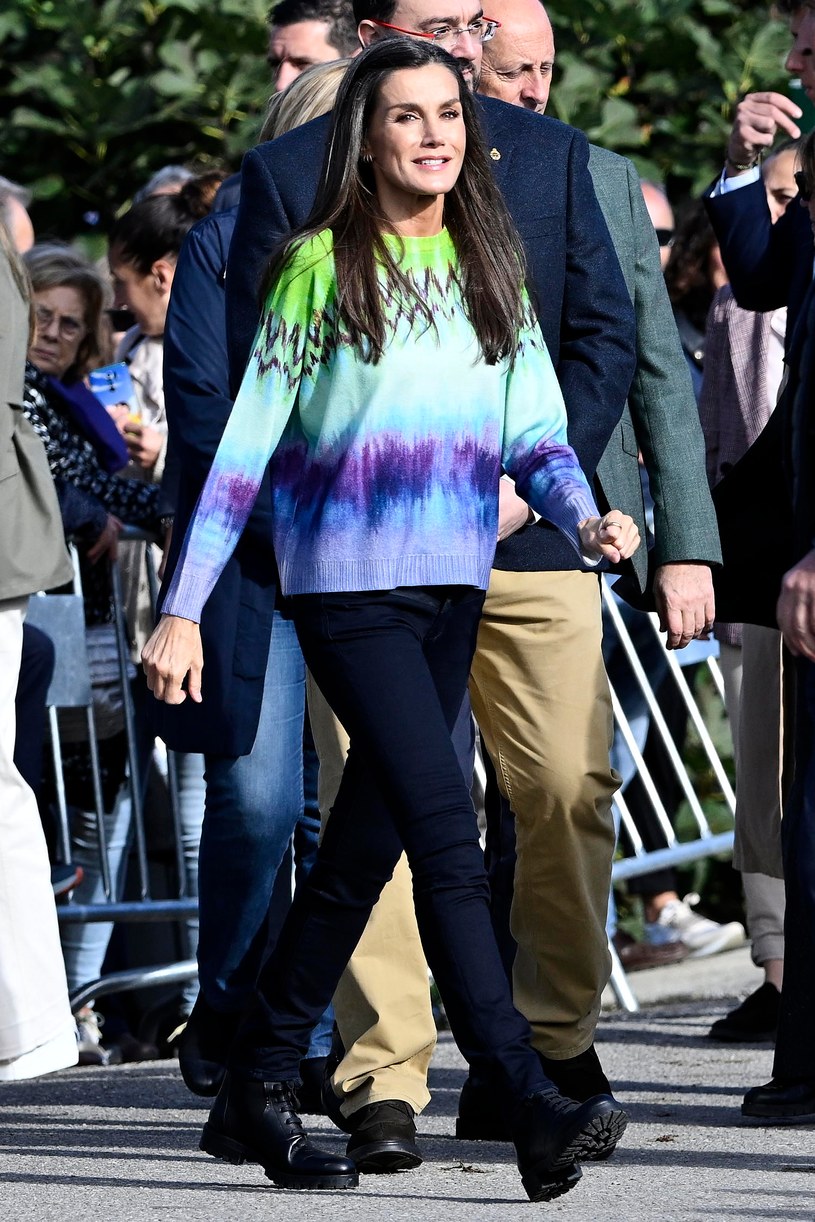 Królowa Letizia do skinny jeans dobrała kolorowy sweter /Carlos Alvarez / Contributor /Getty Images