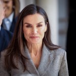 Królowa Letizia i jej biurowy styl. Koszula z kokardą czy szary garnitur?