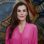 Królowa Letizia pokochała fuksję. To kolor, który latem odmładza i podkreśla opaleniznę