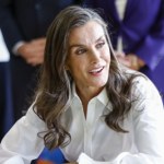 Królowa Letizia postawiła na białą koszulę. Jeden detal sprawił, że stylizacja nie była nudna