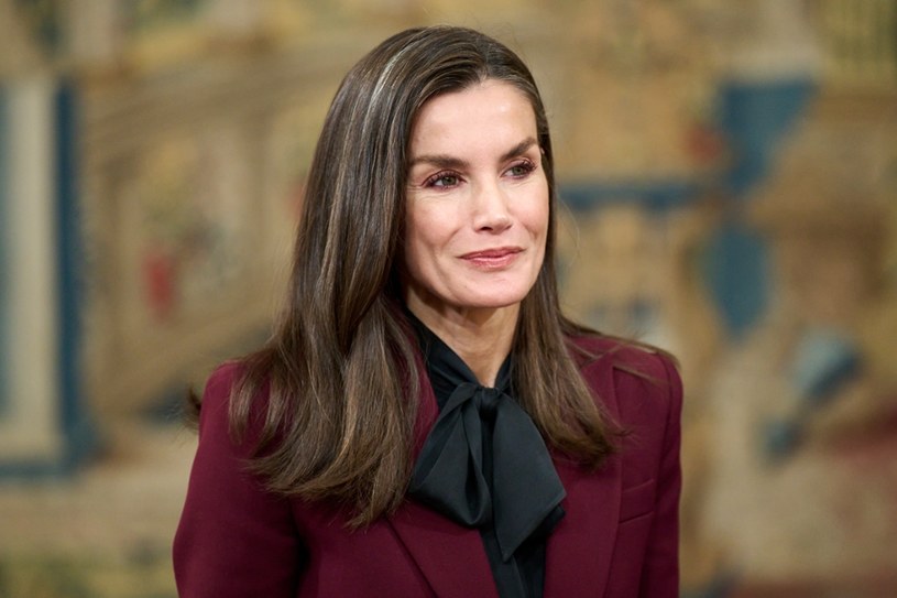 Królowa Letizia w eleganckim wydaniu. Każda bizneswoman powinna to mieć