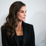 Królowa Letizia w Finlandii zachwyca. Czarny smoking z piórami robi wrażenie