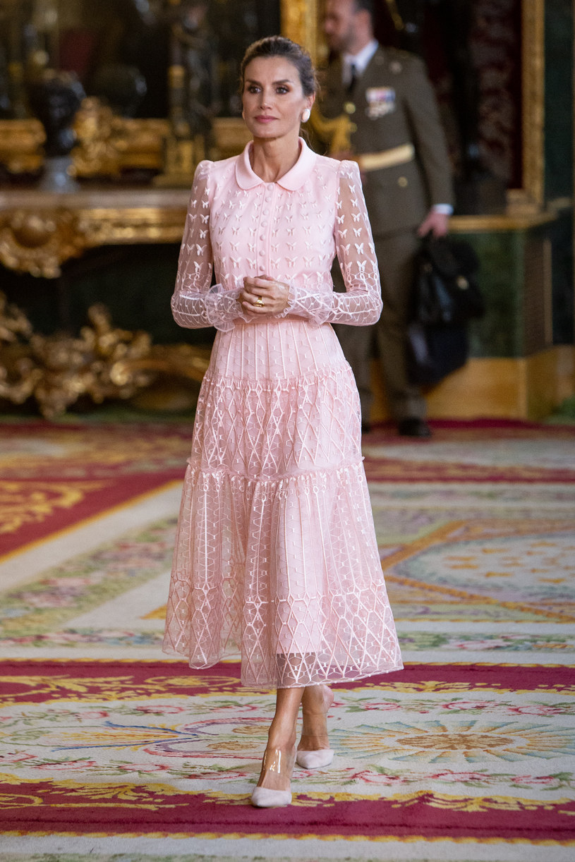 Królowa Letizia w koronkowej sukience. Pudrowy róż idealnie odbija światło. /Getty Images