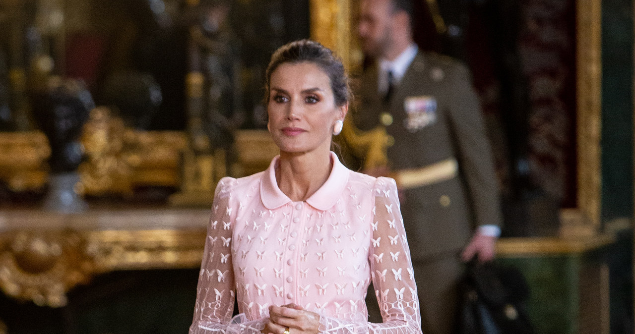 Królowa Letizia w koronkowej sukience. Pudrowy róż idealnie odbija światło. /Getty Images