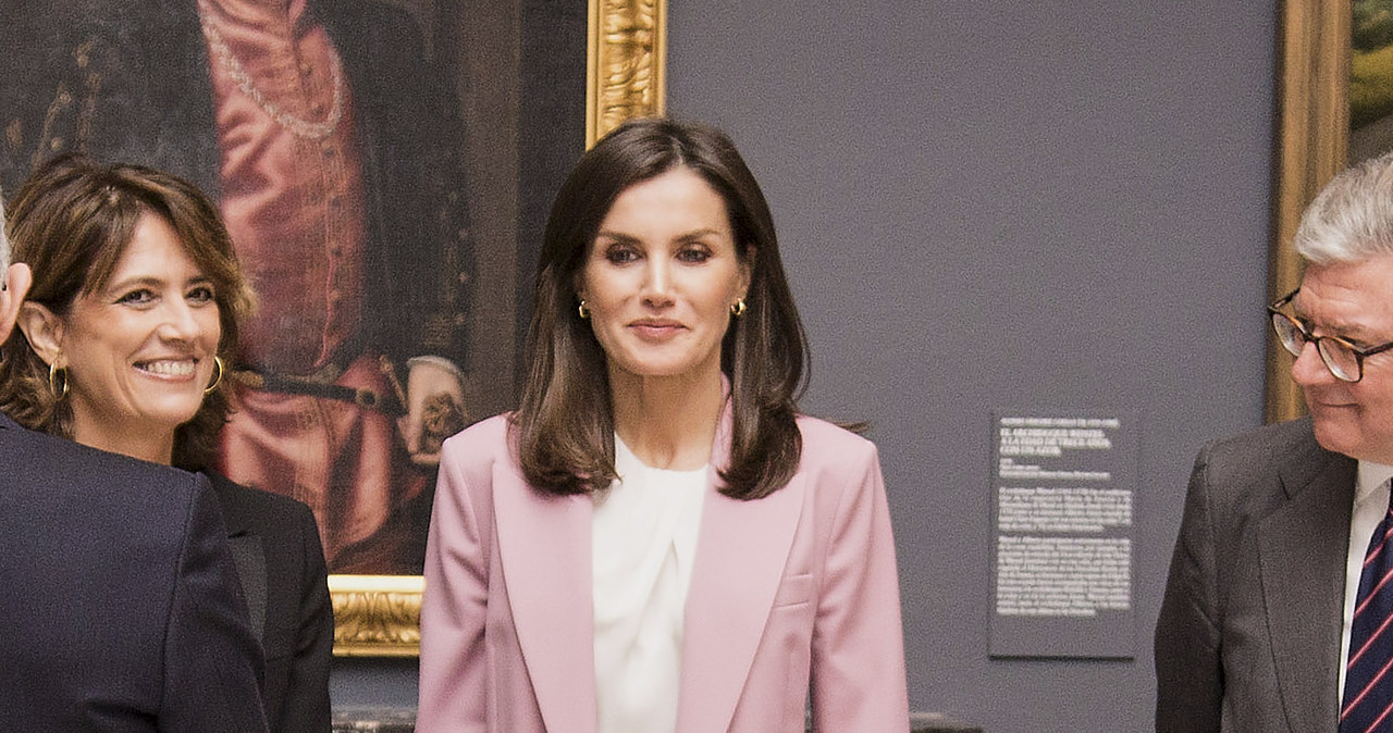 Królowa Letizia w różowym garniturze, który można wykorzystać na wiele okazji /Getty Images