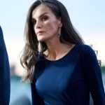 Królowa Letizia w sukience doskonałej pod płaszcz. Szyk i klasa