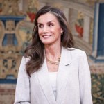 damski garnitur Królowa Letizia zachwyca latem 2026. Lniany garnitur od Sézane hitem sezonu