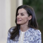 Królowa Letizia zachwyca stylizacją. Tweedowa kurtka Mango idealna na wiosnę i komunię