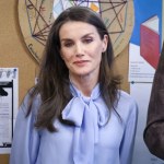 Królowa Letizia zachwyca w błękicie. Ta koszula to hit sezonu