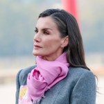 modne płaszcze Królowa Letizia zachwyca w Chinach. Ten płaszcz to obłęd