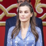 dodatki Królowa Letizia zachwyca w niebieskiej sukience w kwiaty. To hit lata 2026