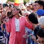 trend Królowa Letizia zachwyciła różowym garniturem. Wygląda jak księżna Kate
