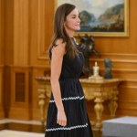 lato Królowa Letizia zachwyciła w czarnej sukience maxi. To idealna stylizacja na upały