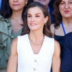 garnitur damski Królowa Letizia zachwyciła w garniturze baby blue. Ten kolor wciąż króluje latem 2026
