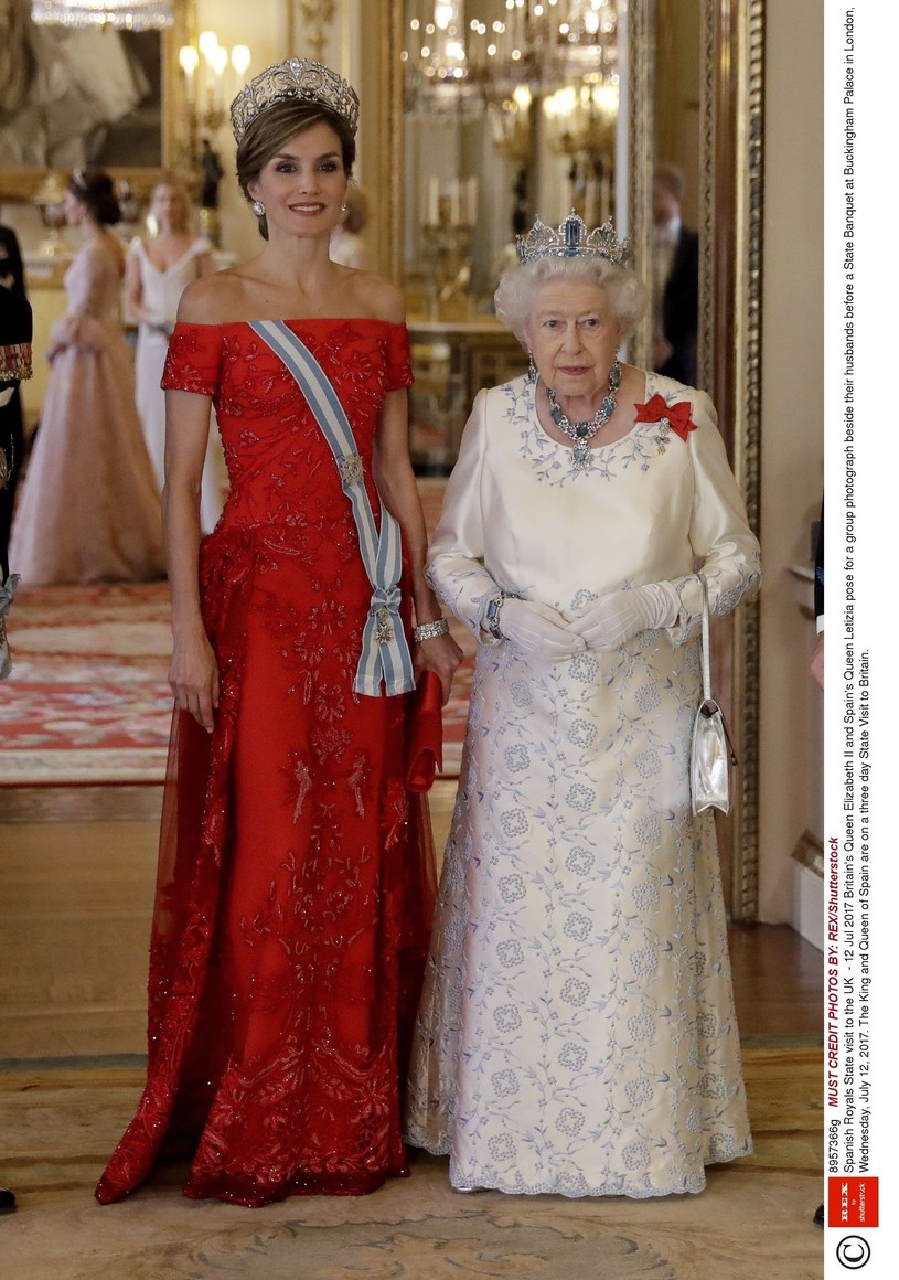 Królowa Letycja postawiła na czerwień. Księżna Kate w tle /East News