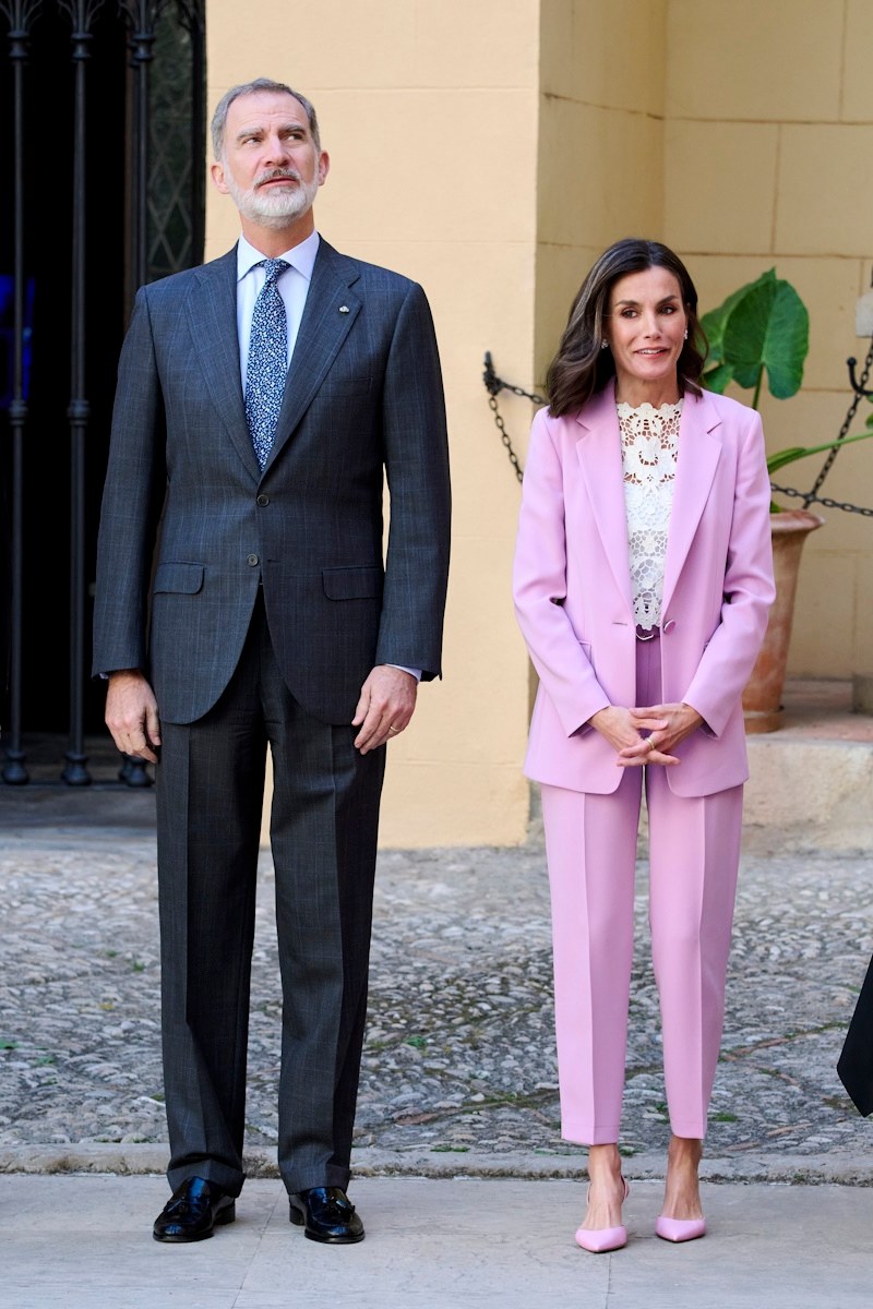 Królowa Letycja postawiła na pudrowy garnitur. Aż trudno oderwać wzrok! /Carlos Alvarez / Contributor /Getty Images