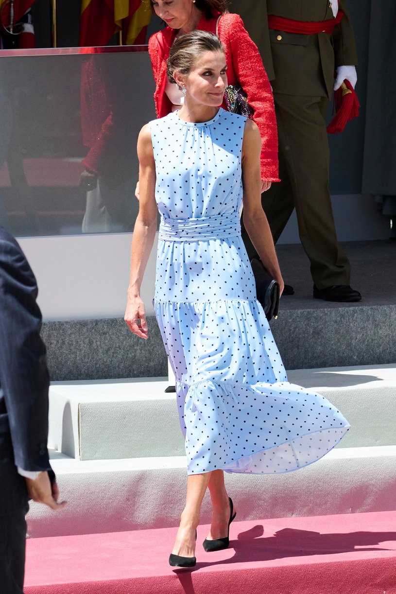 Królowa Letycja w błekitnej sukience w kropki /Getty Images