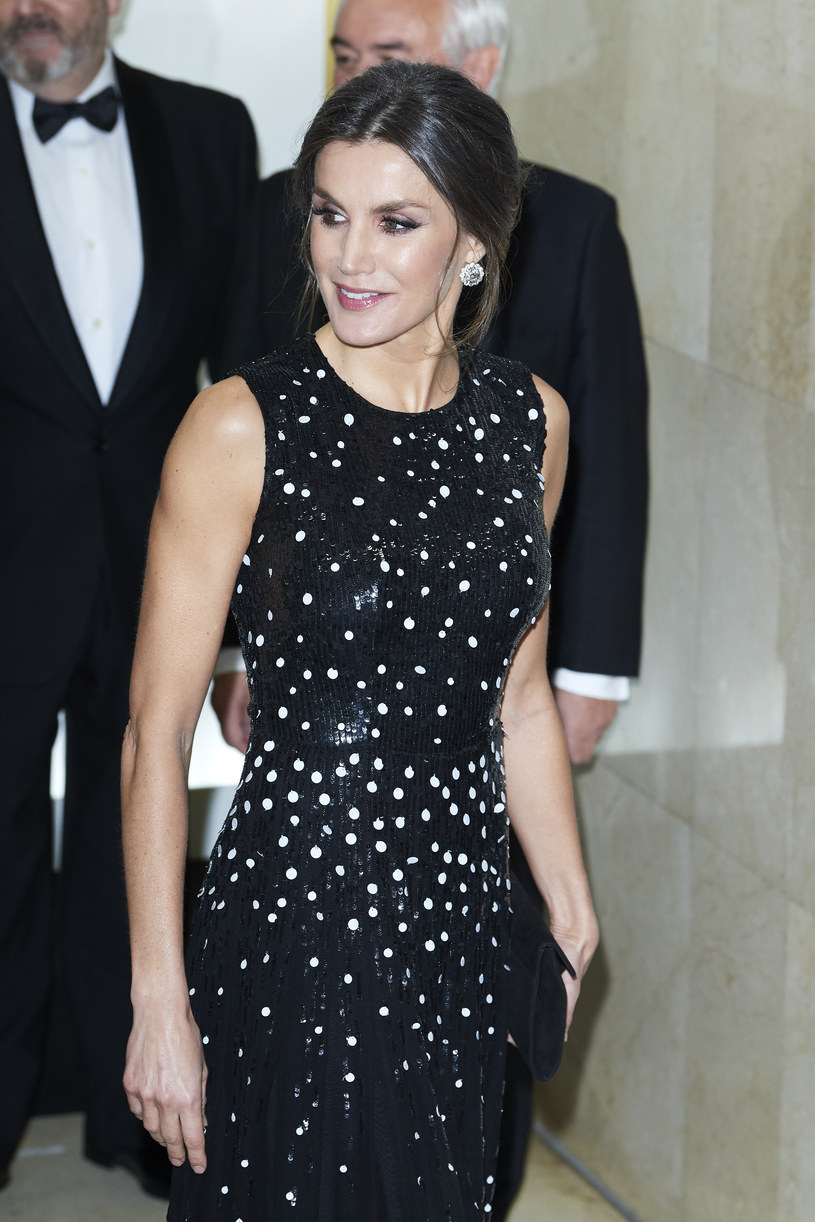 Królowa Letycja w czrnej połyskującej sukience w białe kropki /Getty Images