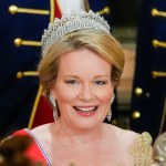 Królowa Matylda w odmładzającym kolorze. Idealna sukienka na komunię 