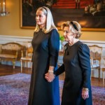 Mette-Marit Królowa Mette-Marit wróciła po przeszczepie płuc. Debiut w roli królowej w tragicznym momencie