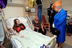 Królowa odwiedziła dzieci ranne w zamachu w Manchesterze
