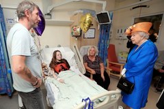 Królowa odwiedziła dzieci ranne w zamachu w Manchesterze