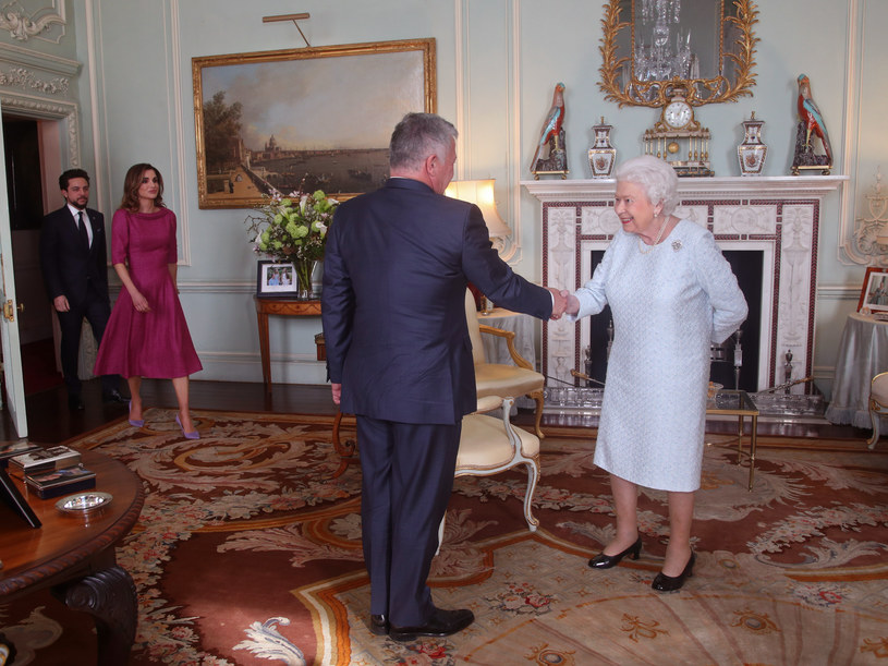 Królowa podczas oficjalnych spotkań często dyskretnie ukrywała swoje dłonie /Getty Images