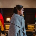 Królowa Rania zachwyciła wtedy w płaszczu-pelerynie. Jesienią 2026 znów będzie hitem