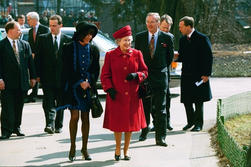 Królowa wizytowała Polskę w 1996 roku. Uznano, że na to spotkanie Jolanta Kwaśniewska założyła zbyt krótką sukienkę, co było nietaktem /Andrzej Iwańczuk /East News
