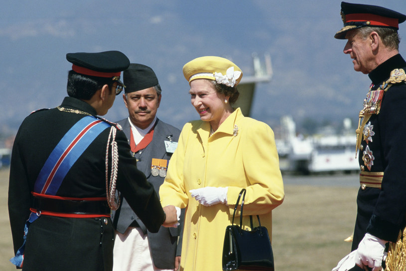 Królowa wkłada jaskrawe stroje. Ma też torebkę, którą wysyła tajne znaki! /Getty Images