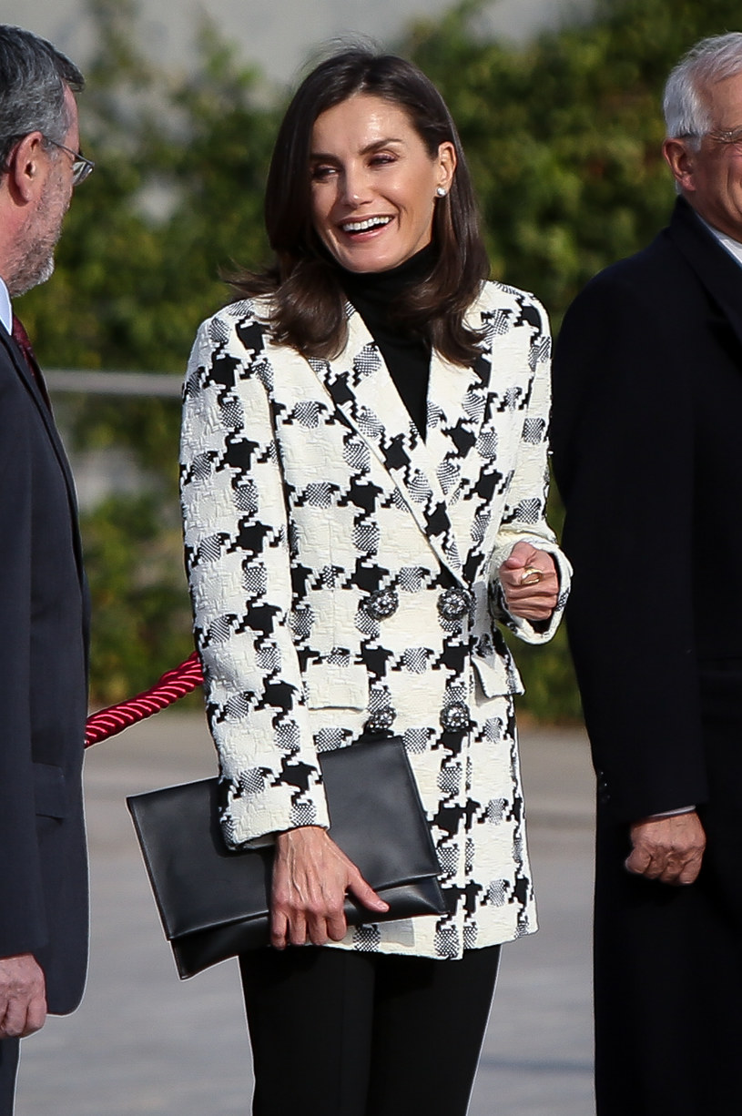 Królowe Letizia chętnie nosi marynarki i płaszcze z wykorzystaniem wzoru pepitki. Są ponadczasowe /Getty Images