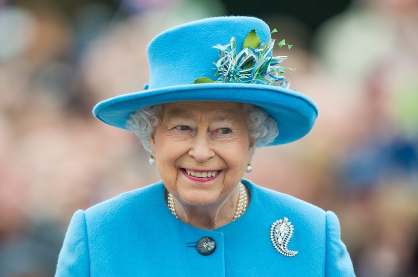 Królowej bliskie sercu są jaskrawe kolory w modzie. Kocha zieleni, błękity i pomarańcze. Okazuje się, że barwy te pełnią swoją funkcję  - dają one gwarancję tego, że królowa gdzie się nie pojawi, zostanie zauważona. /Samir Hussein /Getty Images