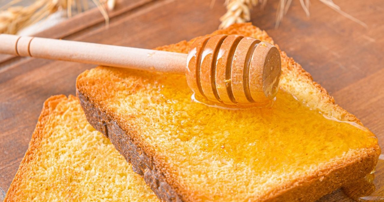 Kromka chleba pokaże, czy miód jest prawdziwy. /pixelshot /Canva Pro