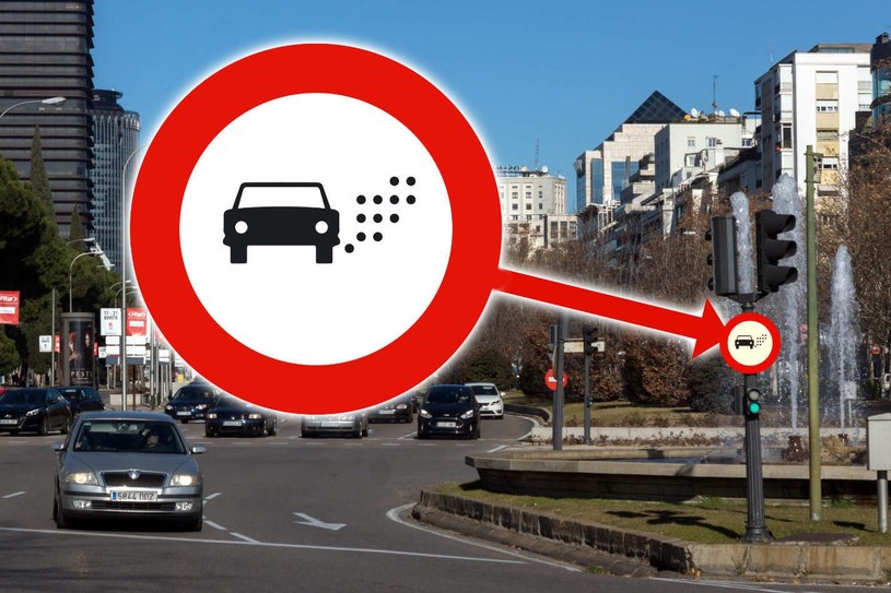 Kropeczki wokół samochodu nie oznaczają zagrożenia luźnym żwirem. Dotyczą stref czystego transportu /123RF/PICSEL