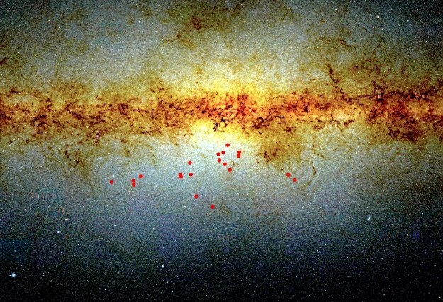Kropkami oznaczono miejsca, w których mogą znajdować się układy podwójne. Fot. ESO/Márcio Catelan. /materiały prasowe