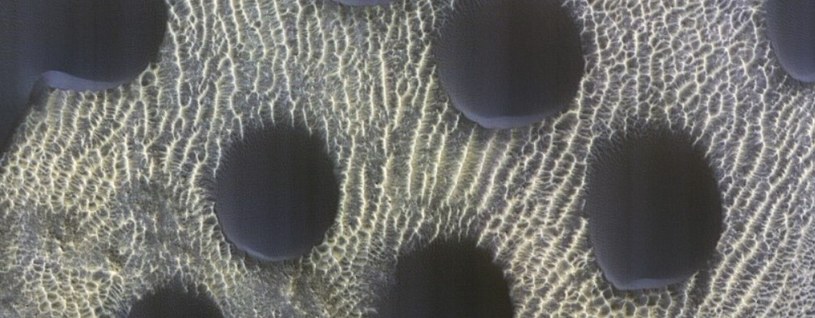 Kropki na Marsie /NASA/ The University of Arizona /materiał zewnętrzny