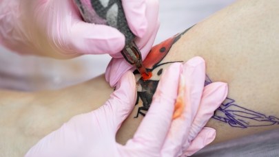 Kropki, serce, czaszka. Matka zrobiła dzieciom tatuaże, została oskarżona